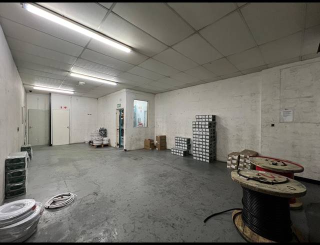 1,299M² WAREHOUSE TO LET IN FERNDALE